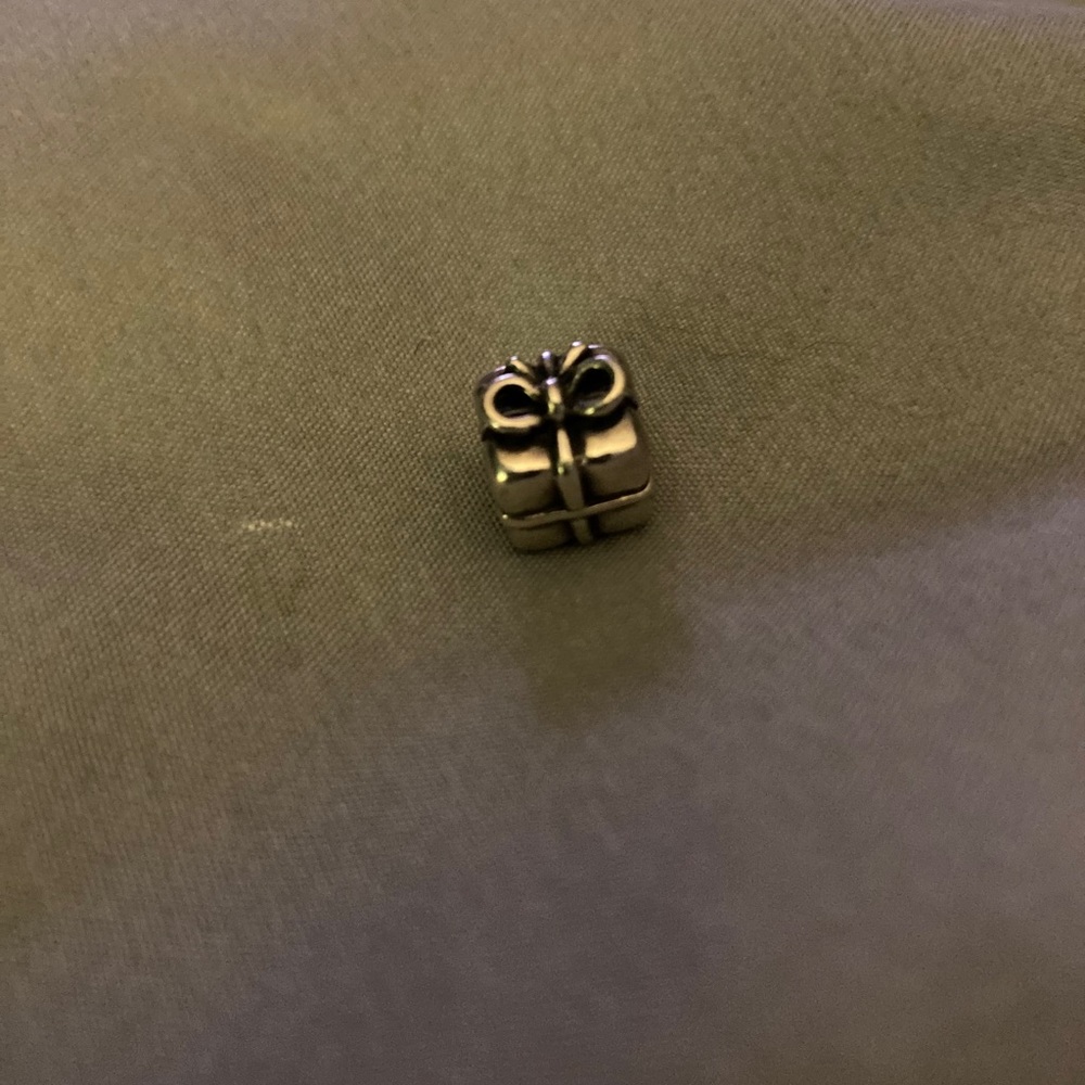Pandora Present Charm